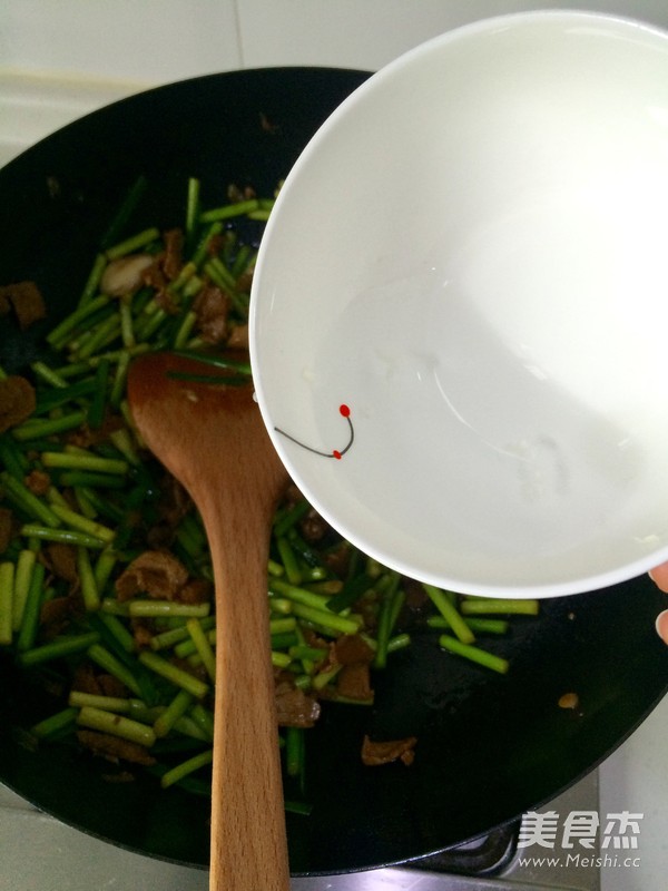 Stir-fried Pork with Garlic Stalks recipe