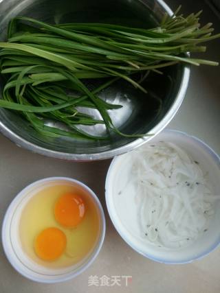 Scrambled Eggs with Leek and Whitebait recipe