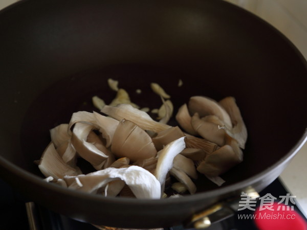 Stir-fried Phoenix Mushroom with Black Cabbage recipe