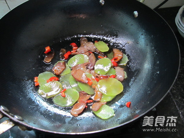 Stir-fried Barbecued Pork with Lettuce Slices recipe