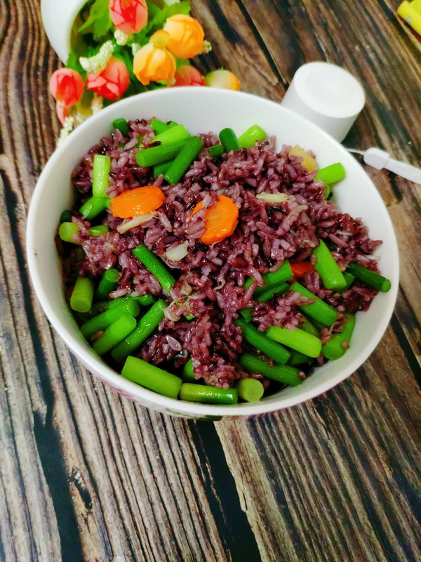 Fried Purple Rice with Scallops and Garlic Moss recipe