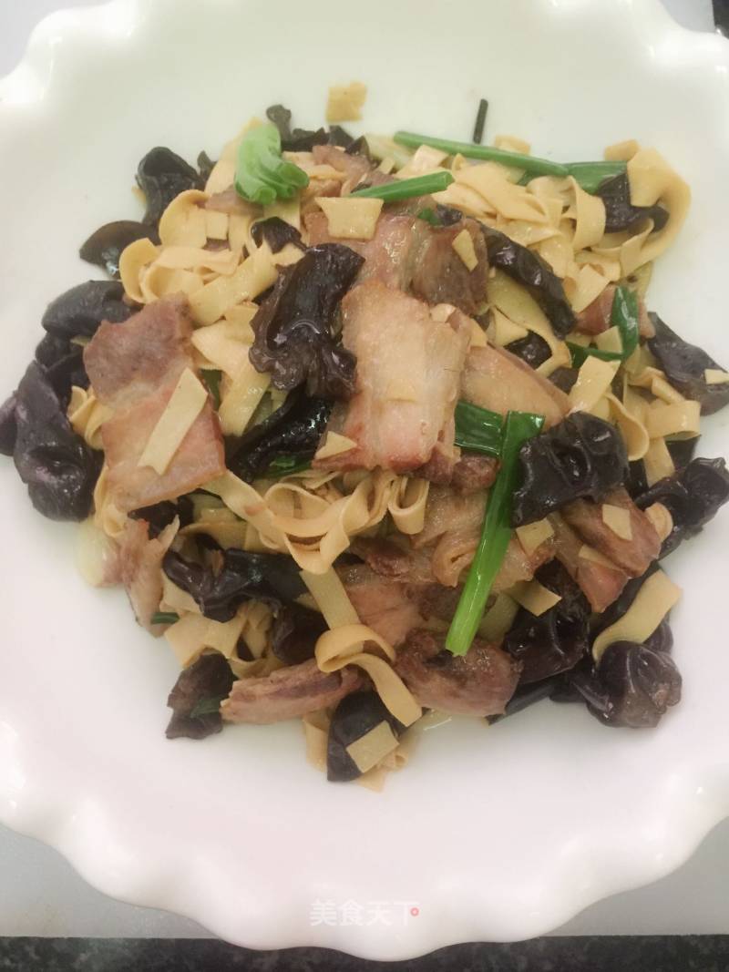 Stir-fried Pork Belly with Bean Skin and Fungus recipe
