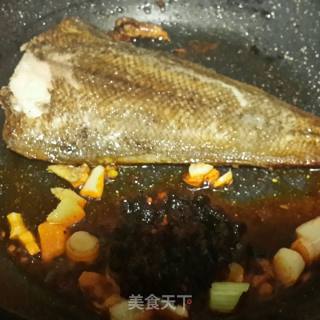 Grilled Fish Tail with Beef Sauce recipe