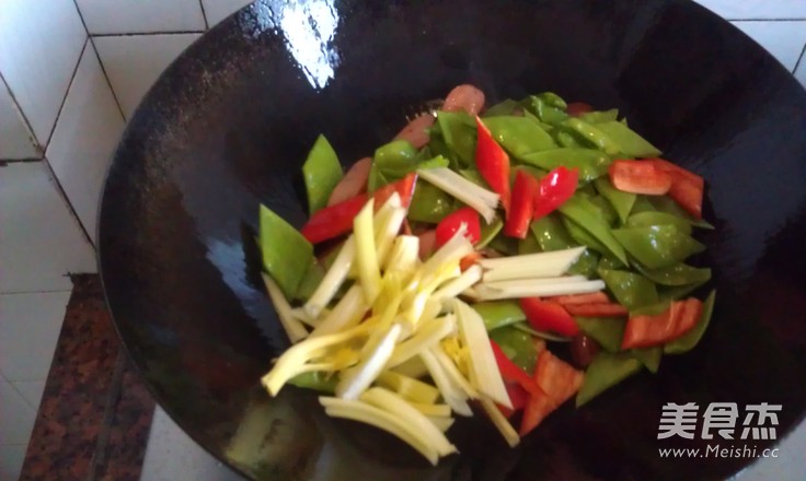 Stir-fried Crispy Sausage with Snow Pea recipe