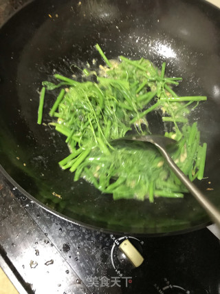 Stir-fried Pumpkin Seedlings with Garlic recipe