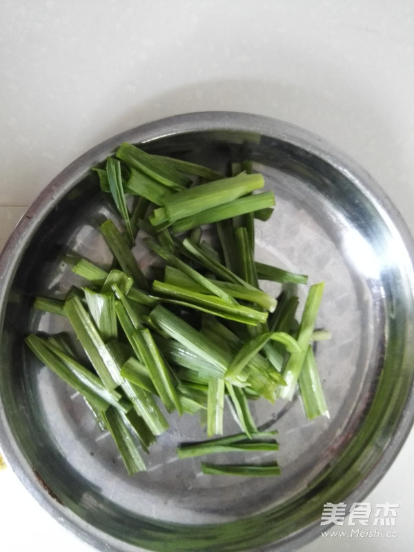 Stir-fried River Prawns with Garlic Leaves recipe