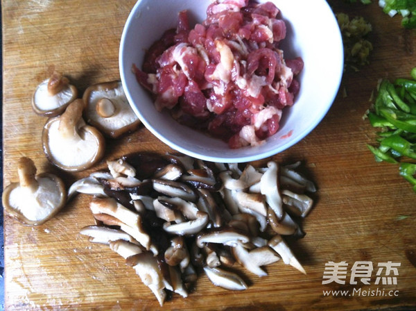 Stir-fried Shredded Pork with Mushrooms recipe