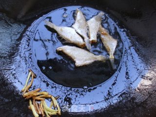 Stir-fried Dried-skinned Fish with Carrots recipe