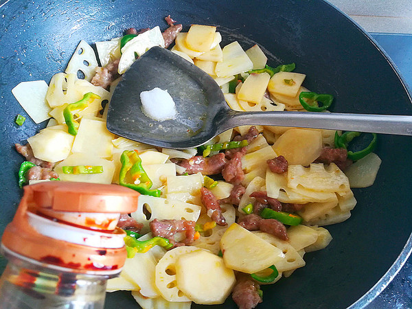 Fried Lotus Root Slices with Beef and Potatoes recipe