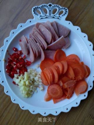 Stir-fried Pasta with Spicy Carrots and Ham recipe