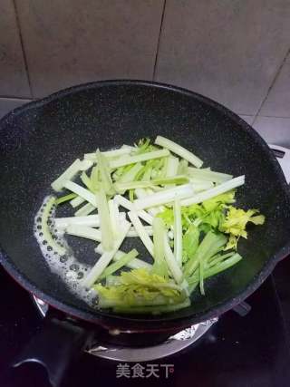 Stir-fried Black Fungus with Parsley recipe