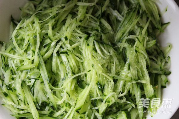 Jellyfish Head Mixed with Cucumber Shreds recipe