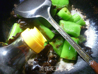 Huayu'er's Home-cooked Side Dish~~~~~~ Black Fungus Roasted Tiger Skin Pepper recipe