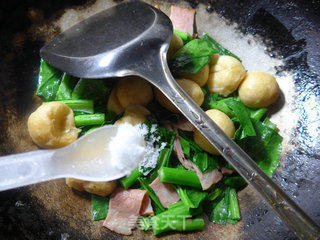 Stir-fried Rape Roots with Bacon Oil and Gluten recipe