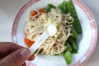 Refreshing Delicacy in Summer-snow Peas Mixed with Golden Needles recipe