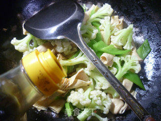 Stir-fried Cauliflower with Hot Pepper Bean Knot recipe