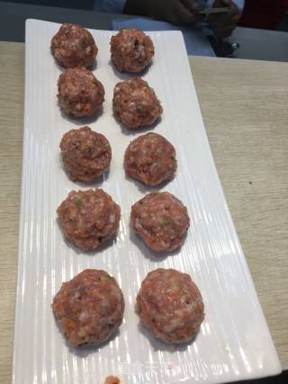 Steamed Meatballs with Horseshoe Parsley recipe