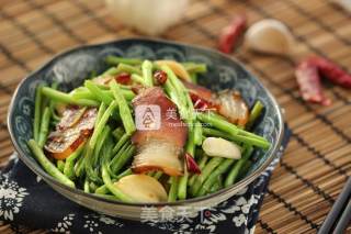 Stir-fried Bacon with Artemisia recipe