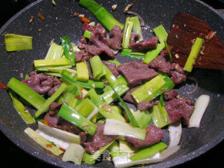 Stir-fried Beef with Cucumber Garlic Leaves recipe
