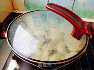 Dumplings Stuffed with Pork, Garlic and Yellow Fungus recipe