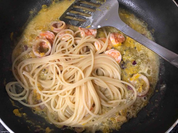 Seafood Spaghetti with Pumpkin Sauce recipe