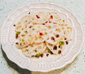 White and Crispy Lotus Vegetable Salad recipe