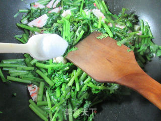 Stir-fried Chrysanthemum with Shrimp Flavour Ball recipe