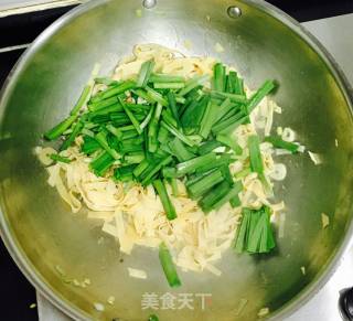 Stir-fried Chives with Tofu Skin recipe