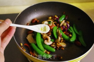 Stir-fried Arctic Shrimp with Nuts recipe