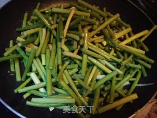 Stir-fried Shredded Pork with Garlic Stalks recipe