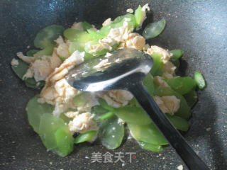 Fried Duck Eggs with Lettuce recipe
