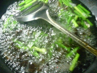Stir-fried Garlic Sprouts with Dried Black Fungus recipe