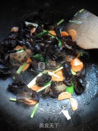 Scrambled Eggs with Fungus recipe