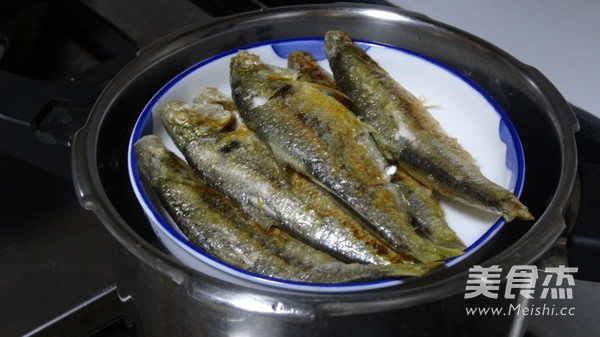 Small Yellow Croaker with Black Bean Pepper recipe