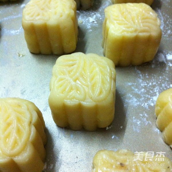 Cantonese Creamy Coconut Mooncake recipe