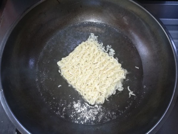 #中卓牛骨汤面# Fried Instant Noodles with Shredded Pork recipe