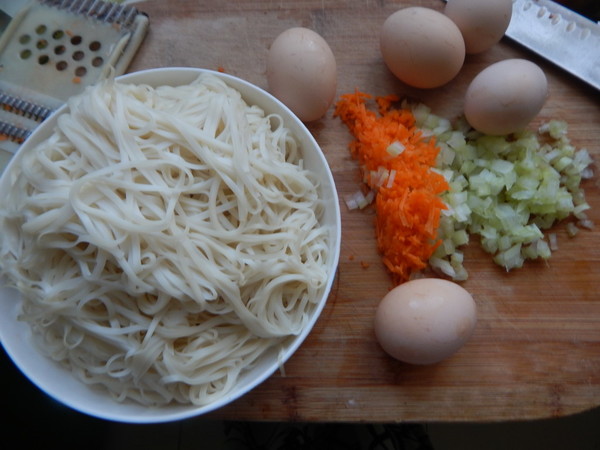 Breakfast Egg Fried Noodles recipe