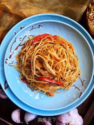 Fried Noodles with Shredded Pork and Cumin recipe