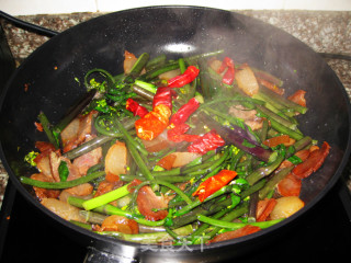 Stir-fried Bacon with Red Cabbage Moss recipe