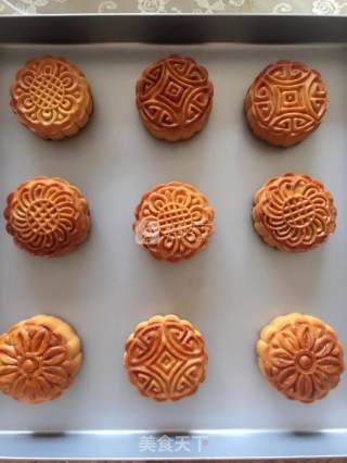 #新良婚纱大赛#simple Cantonese-style Lotus Paste and Egg Yolk Mooncakes recipe