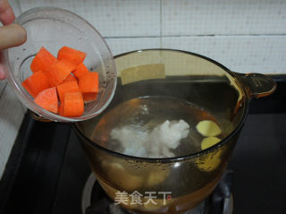 Lotus Root Carrot Pork Bone Soup recipe