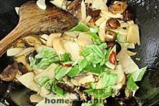 Sliced Double Mushroom and Bamboo Shoots in Oyster Sauce recipe