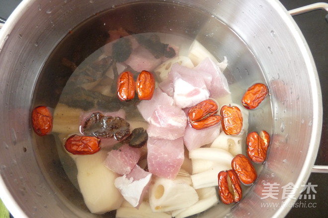 Raw Lotus Root Lean Meat Soup recipe