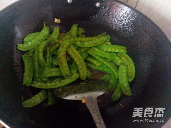 Stir-fried Lean Pork with Snow Peas recipe