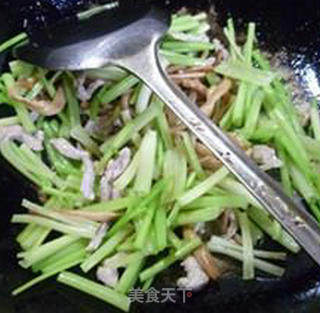 Stir-fried Celery with Lean Pork in Daylily recipe