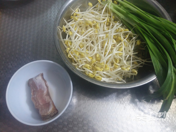 Stir-fried Leek with Soy Sprouts recipe