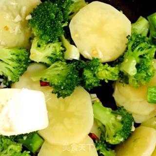 Garlic Broccoli Potato Chips recipe