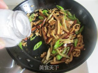 Stir-fried Shredded Chicken with Hang Pepper Dried Mustard Vegetables recipe