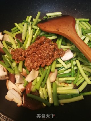 Braised Noodles with Garlic Moss recipe