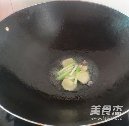 Cantonese Fried Crab with Ginger and Green Onion recipe
